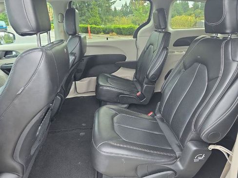 Used 2024 Chrysler Pacifica Touring-L FWD image 9