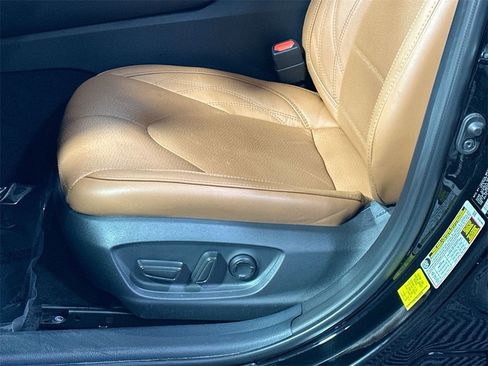 Used 2022 Toyota Avalon Limited image 14