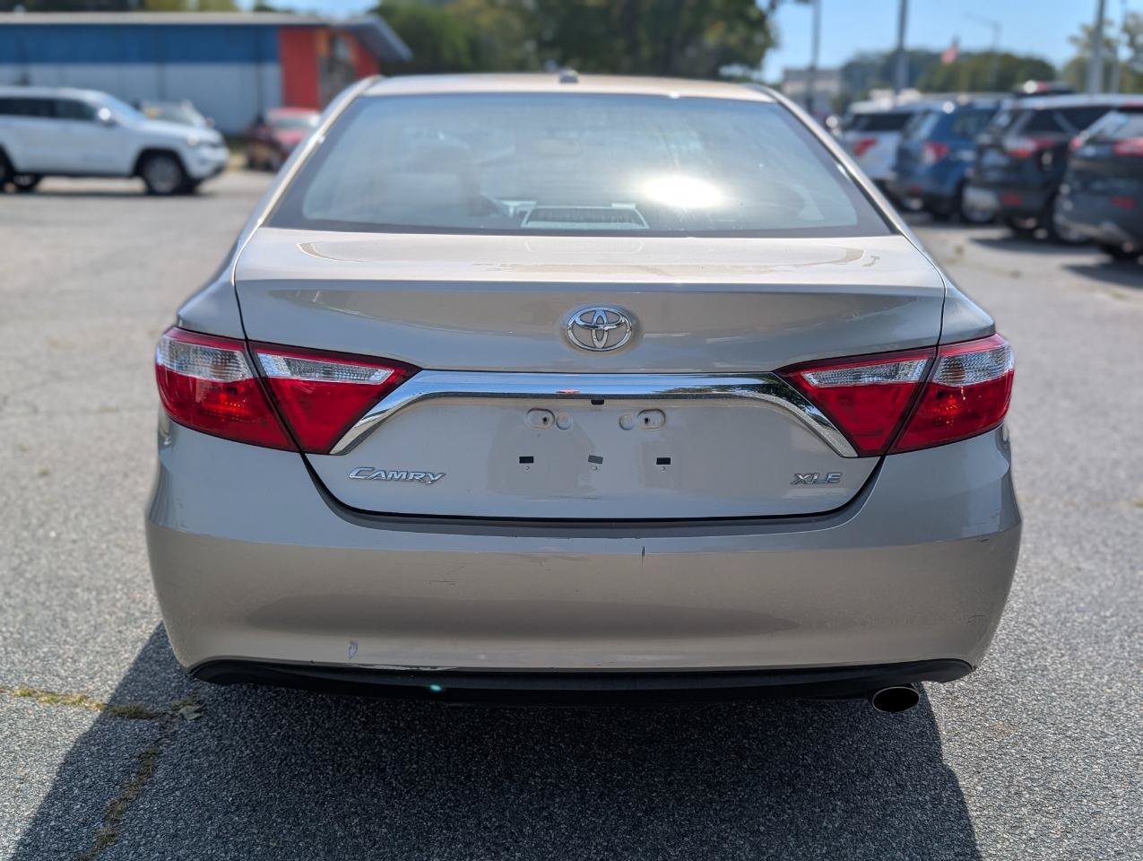 Used 2016 Toyota Camry XLE w/ Moonroof Package FWD image 4