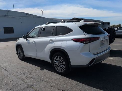 Used 2020 Toyota Highlander Platinum image 3