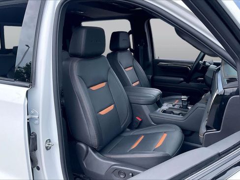 Used 2024 GMC Sierra 1500 AT4 w/ Technology Package AWD/4WD image 9
