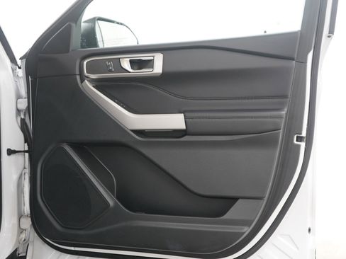 Used 2024 Ford Explorer XLT image 9