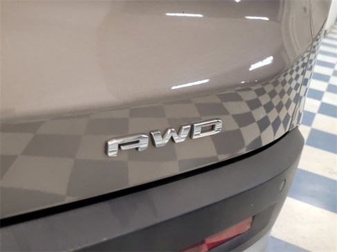 Used 2023 GMC Acadia SLT w/ Technology Package image 11