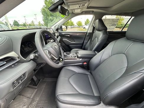 Used 2026 Toyota Highlander Limited AWD/4WD image 12