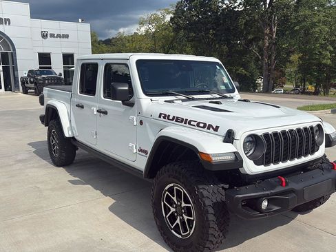 Used 2024 Jeep Gladiator Rubicon AWD/4WD image 2