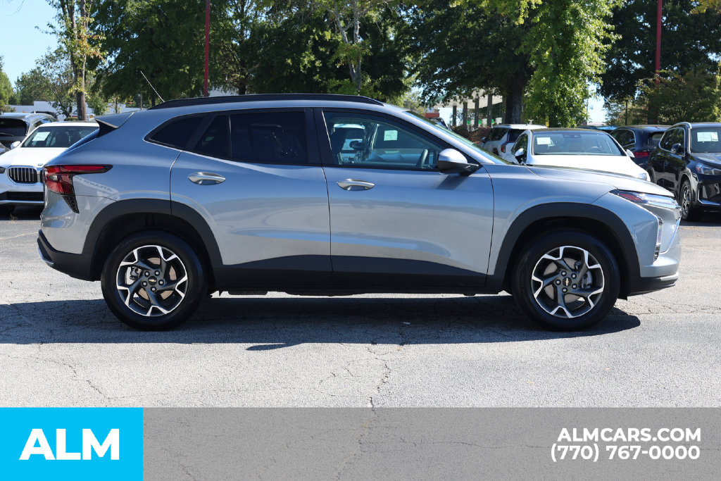Used 2025 Chevrolet Trax LT FWD image 9