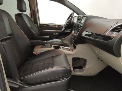 Used 2020 Dodge Grand Caravan SXT image 21