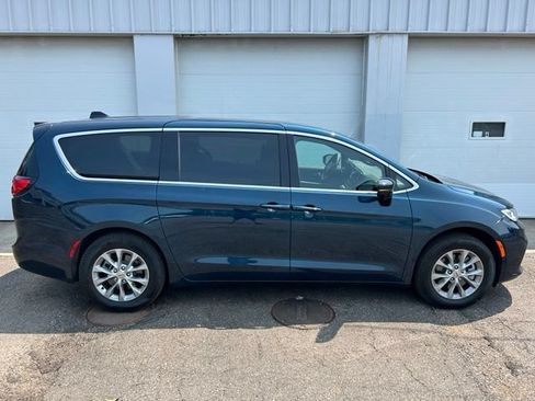 Used 2025 Chrysler Pacifica Select AWD/4WD image 6