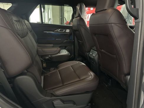 Used 2025 Ford Explorer Platinum w/ Ultimate Package image 7