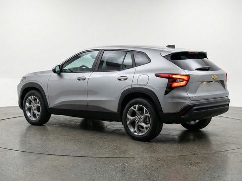 Used 2025 Chevrolet Trax LT w/ LT Convenience Package FWD image 6