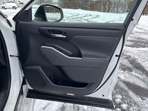 Certified 2023 Toyota Highlander XLE image 10