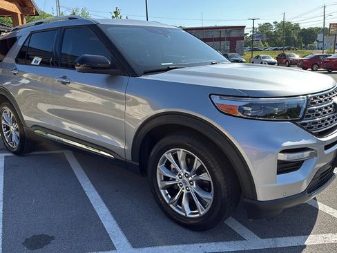 Used 2021 Ford Explorer Limited w/ Equipment Group 301A AWD/4WD image 9