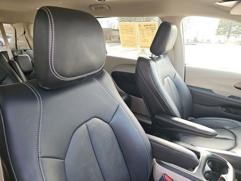Used 2024 Chrysler Pacifica Select image 12