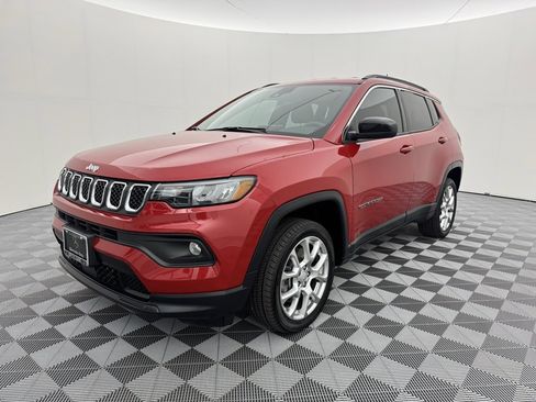Used 2023 Jeep Compass Latitude image 4