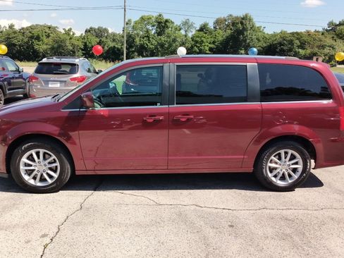 Used 2019 Dodge Grand Caravan SXT image 2