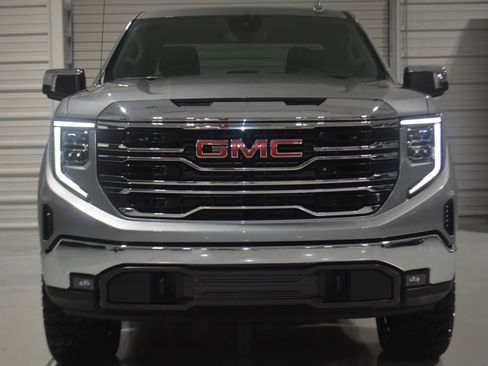 Used 2025 GMC Sierra 1500 SLT image 2