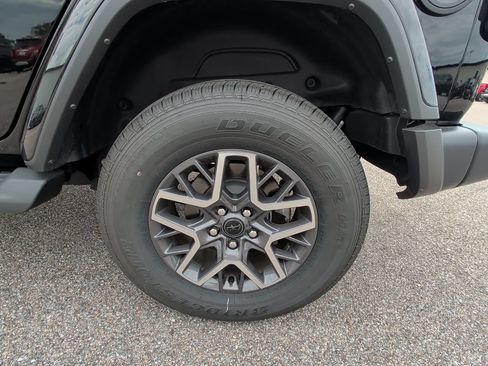 Used 2025 Jeep Wrangler Unlimited Sahara AWD/4WD image 9
