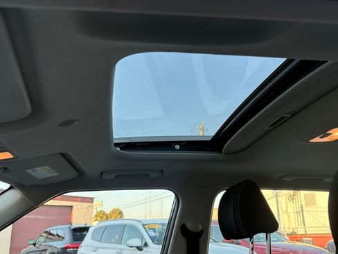 Used 2023 Hyundai Venue SEL image 28