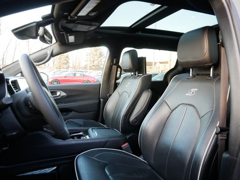 Used 2022 Chrysler Pacifica Limited w/ Uconnect Theater Family Group image 33