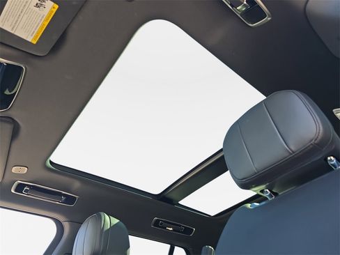 Certified 2025 Land Rover Range Rover SE image 31