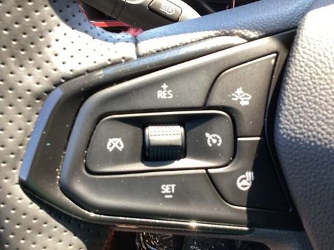 Used 2025 Chevrolet Trax RS w/ Sunroof Package FWD image 21
