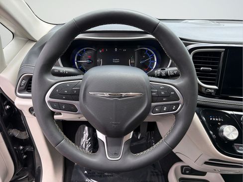 Used 2024 Chrysler Pacifica Limited FWD image 9