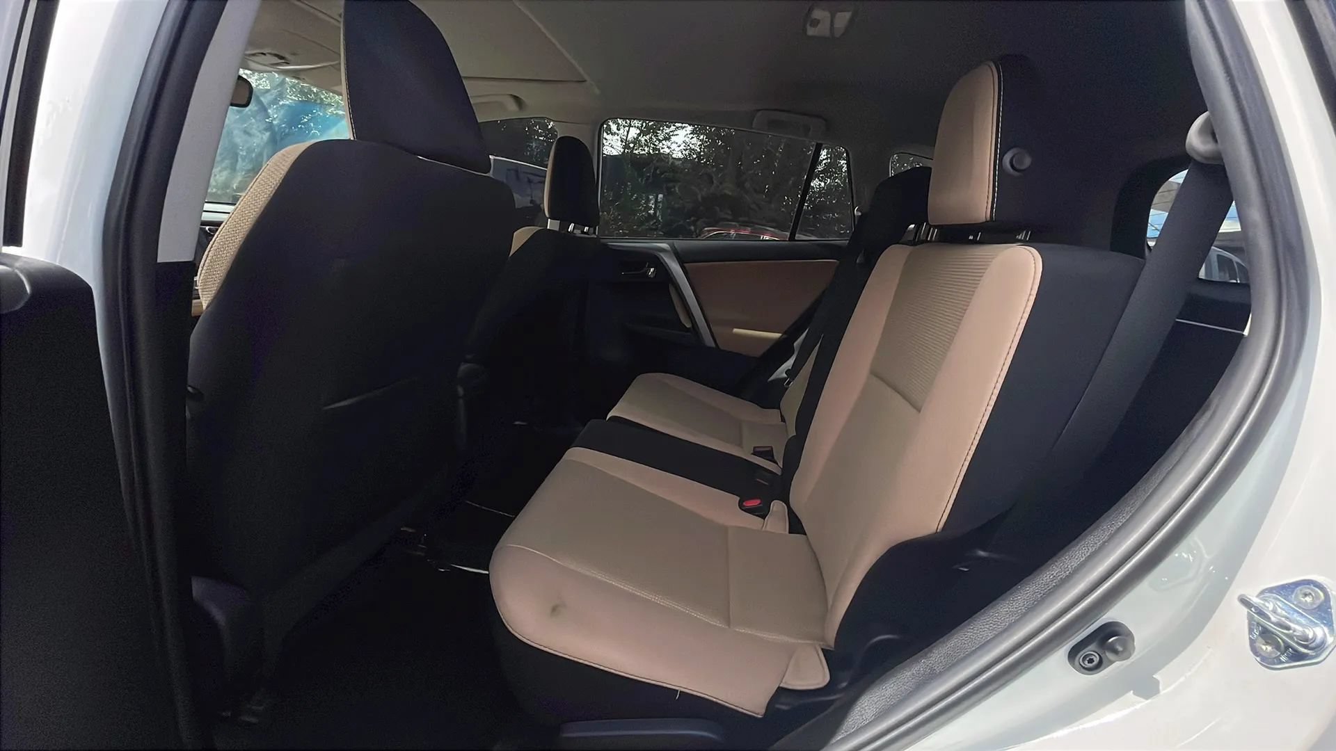 Used 2016 Toyota RAV4 XLE AWD/4WD image 17