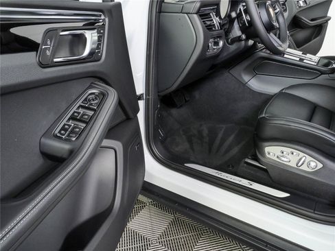 New 2026 Porsche Macan Electric AWD/4WD image 8