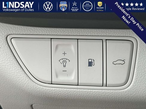 Used 2023 Genesis G70 2.0T image 23