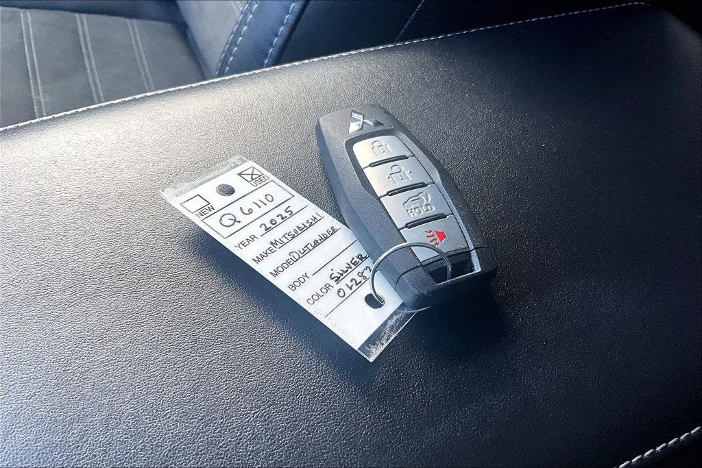 Used 2025 Mitsubishi Outlander SE AWD/4WD image 11