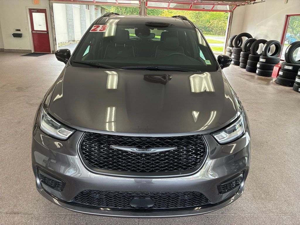 Used 2023 Chrysler Pacifica Limited w/ S Appearance Package FWD image 3