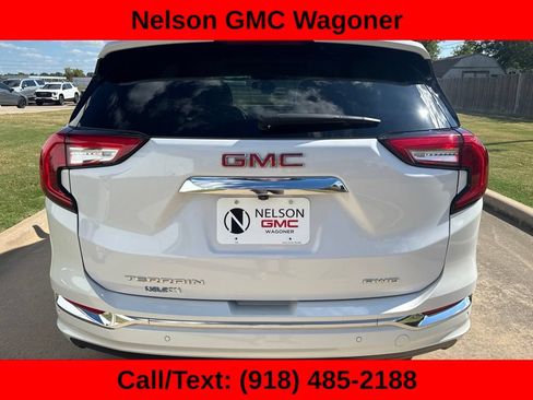 Used 2023 GMC Terrain Denali w/ Denali Premium Package AWD/4WD image 5