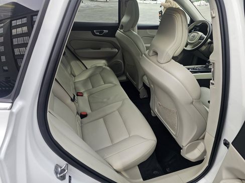 Used 2021 Volvo XC60 T5 Momentum image 9