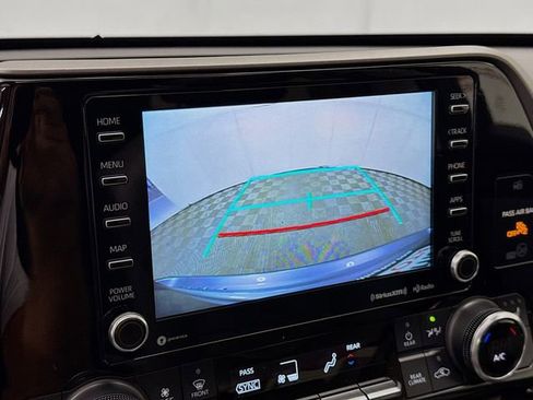 Used 2022 Toyota Highlander XLE image 14