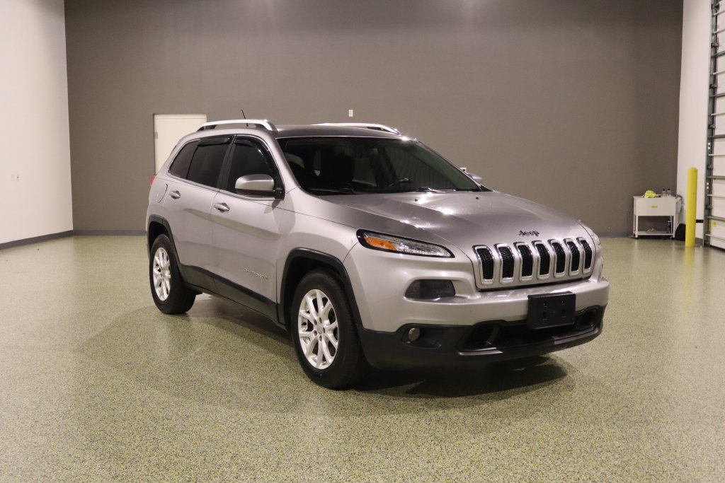 Used 2017 Jeep Cherokee Latitude w/ Comfort & Sound Group FWD image 1