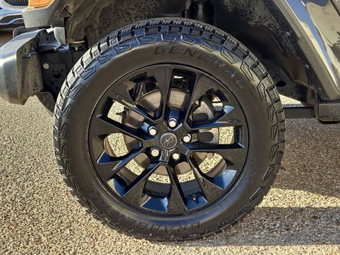 Used 2025 Jeep Gladiator Sport image 11