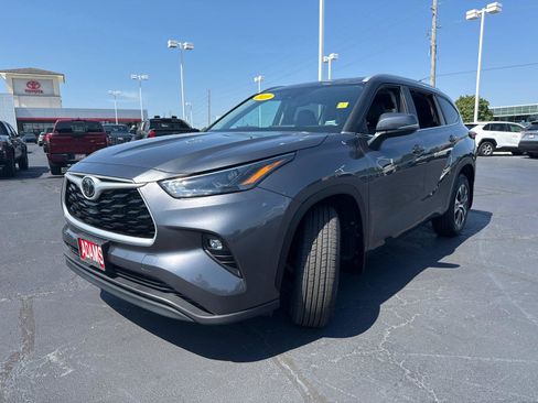 Used 2023 Toyota Highlander XLE AWD/4WD image 4