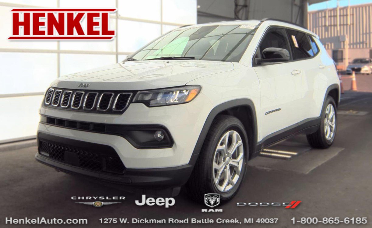 Used 2024 Jeep Compass Latitude AWD/4WD image 1