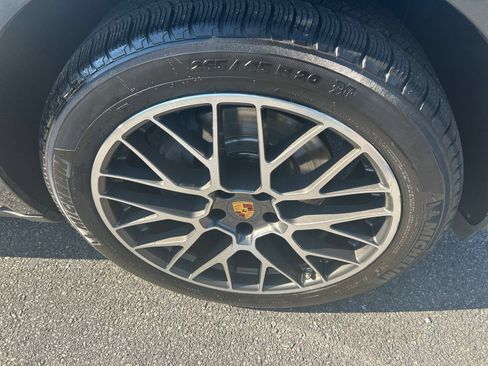 Used 2018 Porsche Macan Sport Edition AWD/4WD image 8