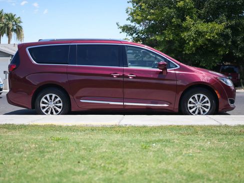 Used 2018 Chrysler Pacifica Touring-L FWD image 16