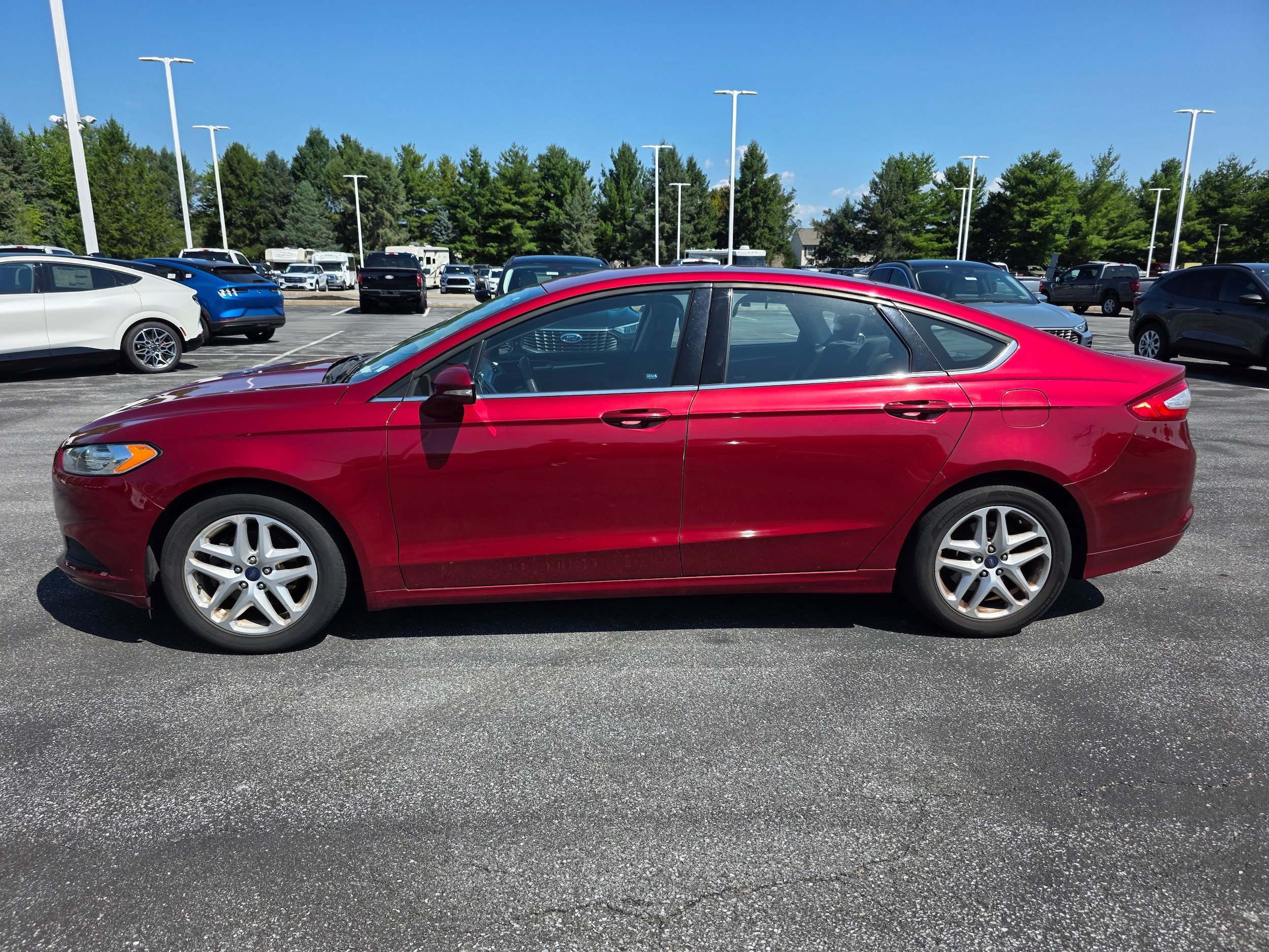 Used 2016 Ford Fusion SE FWD image 2