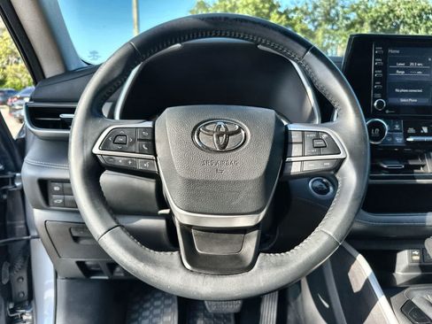 Used 2022 Toyota Highlander XLE FWD image 20