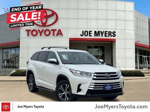 Used 2017 Toyota Highlander LE image 1