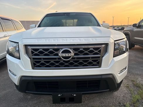 Used 2024 Nissan Frontier SV w/ SV Convenience Package RWD image 2