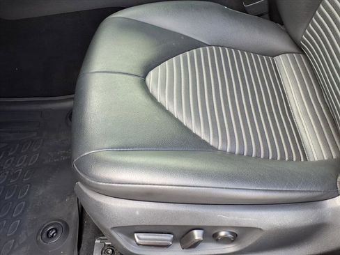 Used 2018 Toyota Camry SE image 5