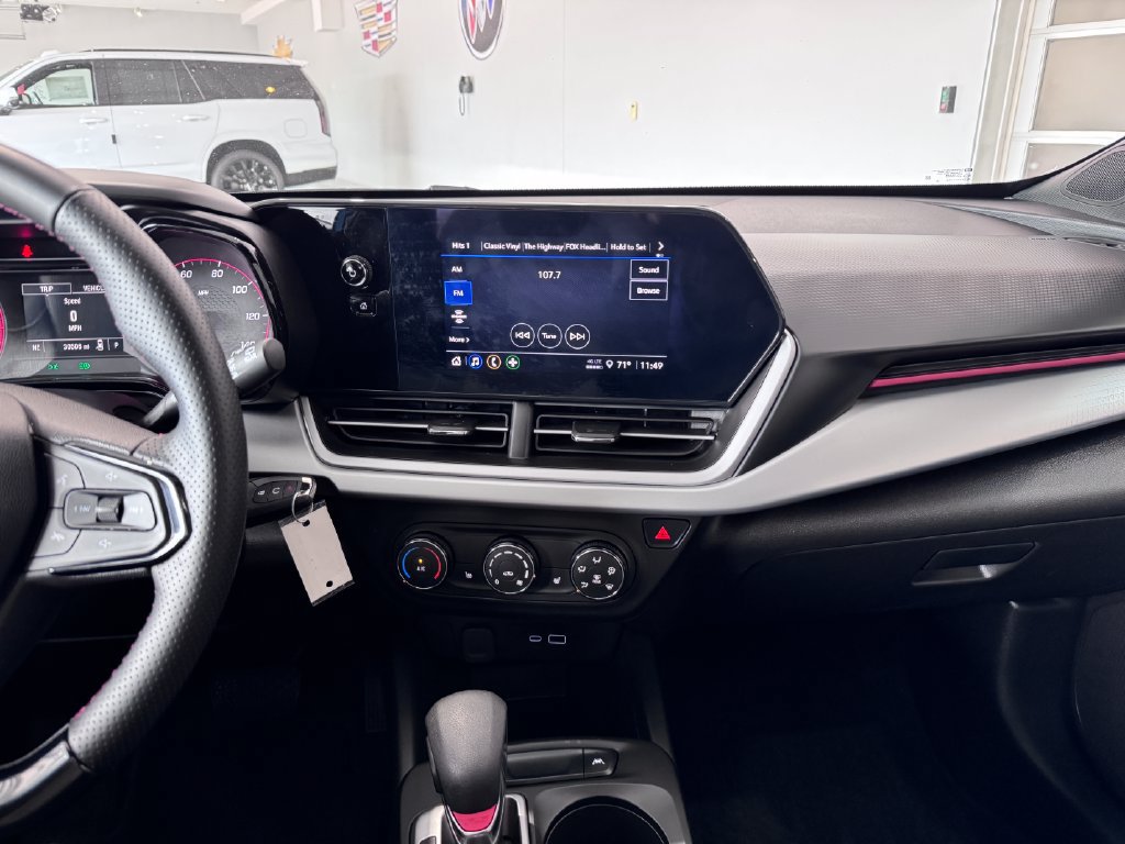 Used 2025 Chevrolet Trax RS w/ Sunroof Package FWD image 17