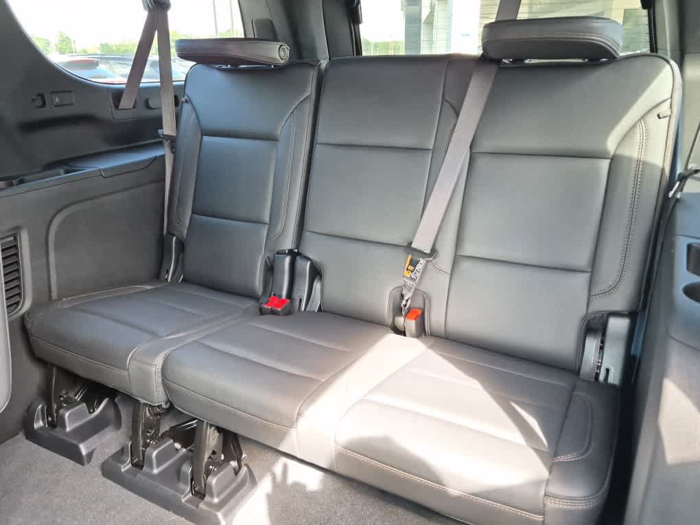 Used 2025 Chevrolet Suburban High Country AWD/4WD image 9