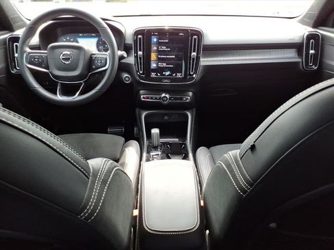 Used 2022 Volvo XC40 T5 R-Design w/ Climate Package image 9