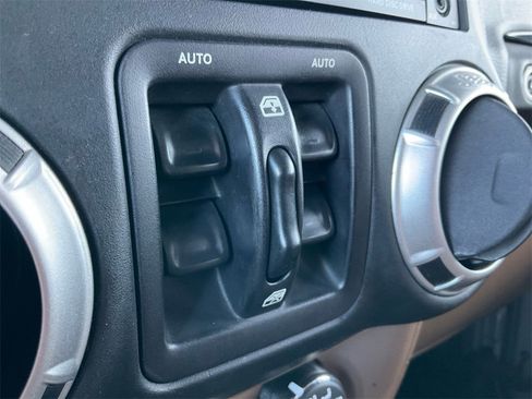 Used 2015 Jeep Wrangler Unlimited Sahara w/ Dual Top Group image 27