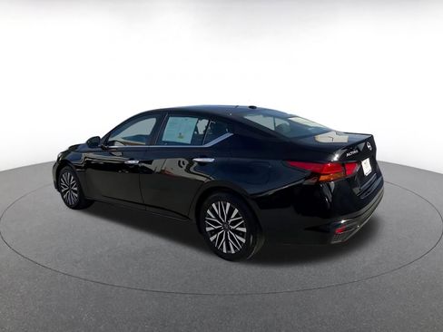 Used 2025 Nissan Altima 2.5 SV image 10